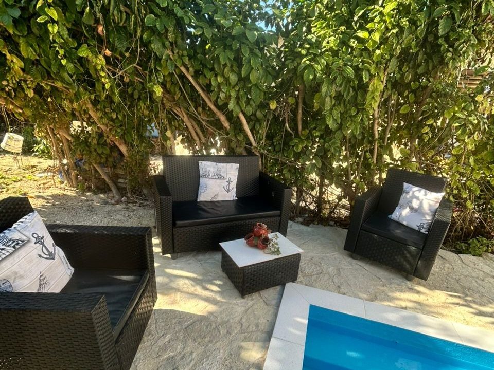 Muebles junto a la piscina