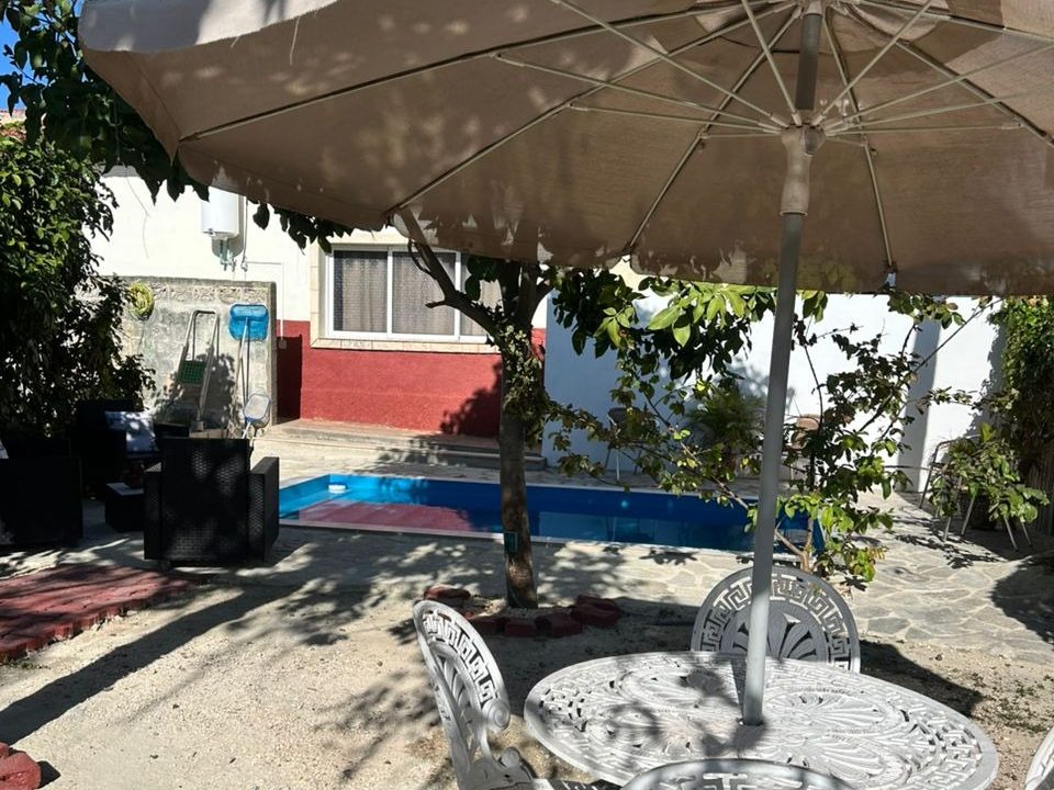 Mesa a la sombra junto a la piscina